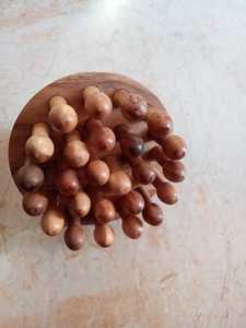 เครื่องนวดศีรษะทำมือจากไม้ เป็นมิตรกับสิ่งแวดล้อม ลูกกลิ้งนวดหนังศีรษะเพื่อการผ่อนคลาย หวีบำบัดด้วยไม้ธรรมชาติ แบตเตอรี่ในตัว ทำจากไม้สน - Product Image 2