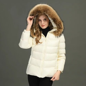 Chaqueta Acolchada Color Crema para Mujer con Capucha con Ribete de Piel, Cierre de Cremallera, Abrigo de Invierno de Longitud Regular, Manga Larga, Color Sólido - Product Image 5