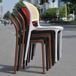 Chaise en plastique moulé imitation osier de couleur grise haut de gamme - Une chaise de jardin en plastique bien conçue - Product Image 4