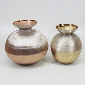 Jarrón de Flores Decorativo de Vidrio Hecho a Mano, Ecológico, con Textura Martillada, para Decoración Moderna del Hogar y Diwali - Product Image 1