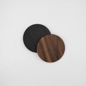 Sous-verres en bois de noyer de qualité supérieure, faits à la main, forme carrée, pour verres et tasses à thé, par Crafts Galore. - Product Image 1