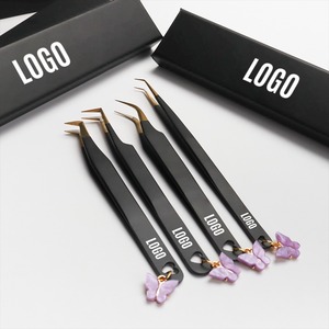 Pince à cils en acier inoxydable, pointe incurvée de précision, avec breloque papillon violette, emballage personnalisé avec logo. - Product Image 1