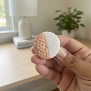 Pomo para Mueble AG de Mármol Blanco con Incrustaciones Metálicas |   Tirador de cajón moderno de piedra redonda de 4 cm - Product Image 4