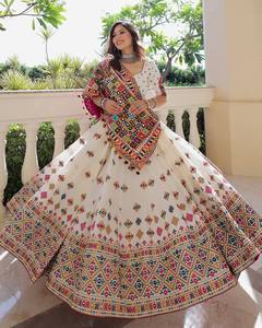 Chaniya Choli blanc pour Navratri, en coton mousseline épais, imprimé numérique, broderie miroir, dentelle fantaisie, dupatta avec latkan, tenue pour le festival Garba - Product Image 6