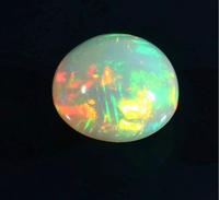Opale d'Éthiopie naturelle multicolore et chatoyante, cabochon rond.