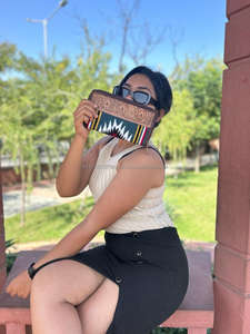 Nouvel arrivage de pochette à main en cuir usiné aztèque occidental pour femmes porte-monnaie à outillage multicolore portefeuille multi-usages en cuir matelassé aztèque unique - Product Image 3