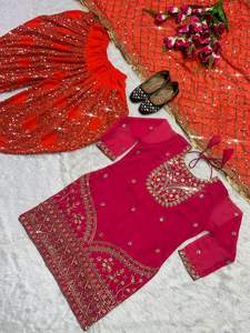 Ensemble haut, pantalon et dupatta pour femme BLOSSOM FABRIC, tenue de soirée de créateur, robe traditionnelle pour occasions spéciales, élégante broderie et travail de sequins - Product Image 5