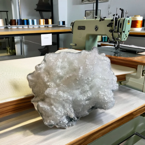 100% Poliéster 7D HC Blanco, Fibra Hueca Conjugada Reciclada de Vikohasan, Fibra GRS para relleno de juguetes, fundas de almohadas, cojines de sofá - Product Image 1