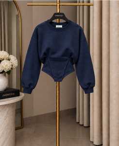 Sweat-shirt court beige pour femme avec body intégré, manches longues, col rond, style streetwear tendance - Product Image 5