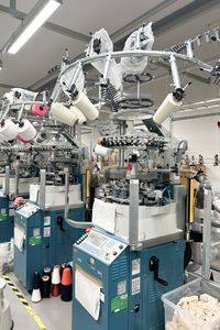 ถุงเท้ากีฬาแบบยาวถึงเข่า สำหรับผู้ชายและผู้หญิง ถักทอป้องกันแบคทีเรีย สำหรับปั่นจักรยาน เดินป่า วิ่งมาราธอน วิ่งออกกำลังกายกลางแจ้ง รุ่น Autumn Crew - Product Image 3