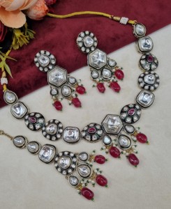 <b>Delicate</b> Hexagon Cut Kundan Stone <b>Necklace</b> Set With Earrings And Mangtika Designer Gold Plated Festive Party Wear Jewellery Sets - Product Image 4