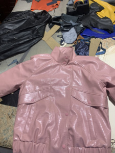 Chaqueta Bomber Rosa de PU con Cuello Alto y Botón Único, Prenda Exterior Casual de Otoño, Corte Regular, Textura Repujada, Unisex - Product Image 3