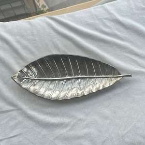 Bandeja decorativa con forma de hoja para frutas, plato para servir postres, bandejas de metal para decoración de mesa, accesorios para eventos - Product Image 2
