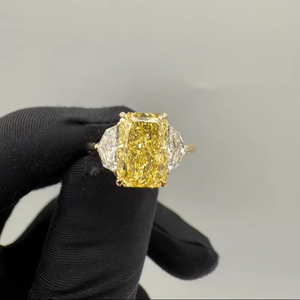 แหวนเพชรทรงสี่เหลี่ยมคางหมูสีเหลืองสดใส 4.02 กะรัต เพชรเพาะเลี้ยงในห้องปฏิบัติการ รับรองโดย IGI แหวนทองคำสุดหรู ของขวัญสำหรับเจ้าสาว - Product Image 1