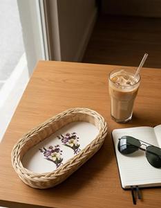 Plateau ovale en rotin floral, parfait pour la mise en scène esthétique de la table, les coins café et les espaces repas, provenant d'Inde. - Product Image 2