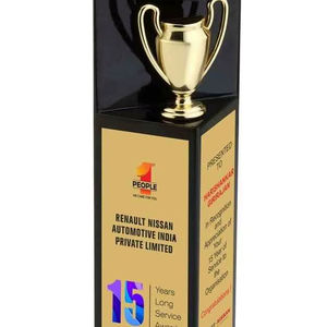 Base corporativa de madera para trofeo de reconocimiento de larga trayectoria con toque de premio de torre rectangular y copa dorada. - Product Image 1