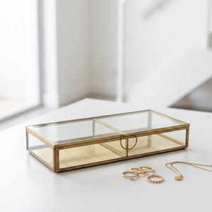 Boîte rectangulaire en verre avec cadre en laiton pour le rangement et la décoration de bijoux et d'accessoires - Product Image 1