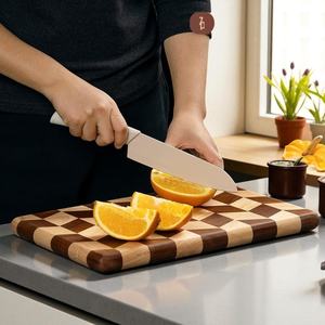 Ensemble de planches à découper carrées au design moderne à carreaux, planche en bois durable, idéale pour la décoration de la cuisine et la préparation des aliments, de la marque Belladec - Product Image 2