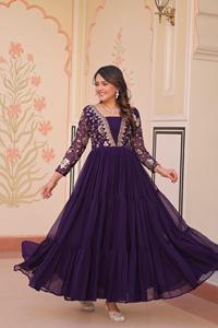 ชุดเดรสยาวแบบ Anarkali ผ้าจอร์เจตต์สีม่วงเข้มหรูหรา ปักลายดิ้นทองหนัก แต่งระบายเป็นชั้นๆ เหมาะสำหรับงานแต่งงานแบบอินเดียและปากีสถาน - Product Image 2