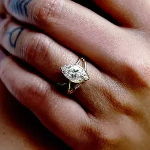 Bague de fiançailles solitaire en moissanite taille marquise 1,47 carat plaquée or jaune 14 carats - Product Image 6