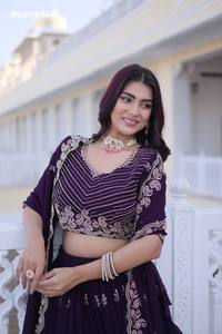 Nuevo Conjunto Lehenga-Choli y Dupatta con Bordado de Lentejuelas y Zari, Diseño de Zorro en Flor, Hermoso y Elegante, Compra en Línea en India - Product Image 4