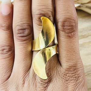 Nouvelle Collection : Bague en Laiton Minimaliste à Motif Vague pour Femme, Plaqué Or 18 carats, Bague Enveloppante Croissant Céleste, Bague Tendance, Vente en Gros - Product Image 4