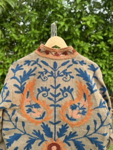 เสื้อแจ็คเก็ตบอมเบอร์ผ้าฝ้ายปักลายดอกไม้สีเบจสำหรับผู้หญิง แบรนด์ Handloom Haven งานแฮนด์เมด สไตล์โบฮีเมียน ลายชนเผ่า เหมาะสำหรับฤดูหนาวและฤดูร้อน - Product Image 6