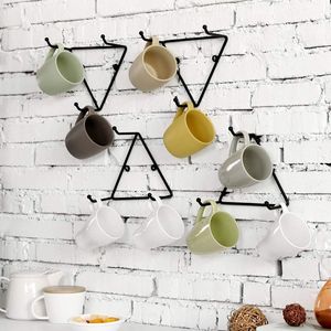 Soporte de pared para tazas de hierro que proporciona almacenamiento vertical, líneas limpias y gestión eficiente del espacio. - Product Image 1