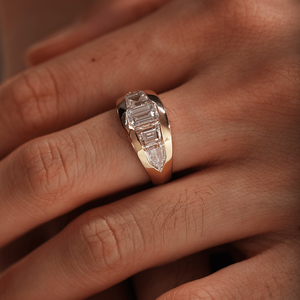 Bague en or jaune massif 14 carats avec diamant de laboratoire taille émeraude 1 carat pour femme, sertie de cinq pierres de luxe à facettes, taille balle sur le côté - Product Image 3