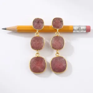 Boucles d'oreilles pendantes en quartz cerise naturel, faites à la main, avec trois pierres serties, à visser - Product Image 4