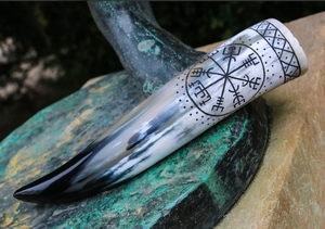 Corne à boire artisanale, écologique, 100% naturelle, style Viking médiéval, polie, motif animal traditionnel, nautique, Europe, bière, sel - Product Image 3