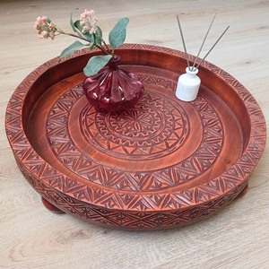 Plateau décoratif rond en bois gravé avec motif abstrait, style bohème, pour la présentation sur table à la maison - Product Image 1