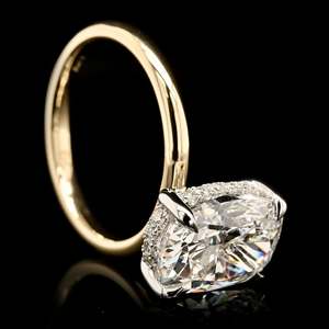 Fournisseur de bijoux de créateur VVS DIAM – Bague en or 14K 18K avec moissanite, taille coussin allongée, halo caché, griffes d'aigle, bagues tendance - Product Image 2