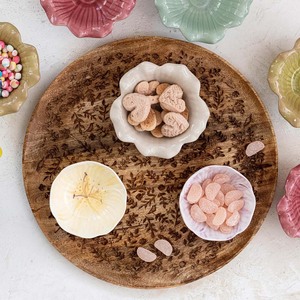 Plateau de service rond en bois de manguier de qualité supérieure gravé au laser Assiette de service en bois massif pour les collations, le dîner et le service de fruits - Product Image 3