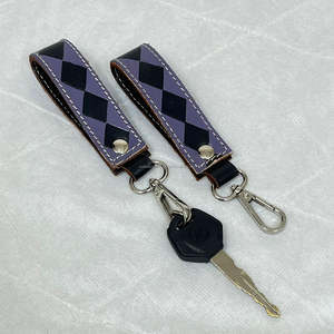 พวงกุญแจหนังวัวลายตารางเก๋ไก๋รุ่นใหม่ปี 2026 พร้อมตัวล็อคโลหะ ดีไซน์เก๋  สามารถสลักชื่อได้ เหมาะสำหรับผู้ชายและผู้หญิง - Product Image 6