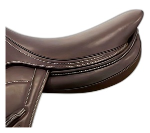Selle d'équitation anglaise en cuir véritable marron, personnalisable, confortable, avec quincaillerie en laiton nickelé et arceau en bois - Product Image 3