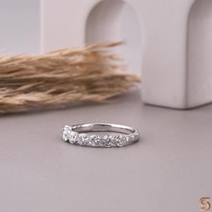 Anillo de media eternidad de moissanita |   Corte en barra de 0.81 CT |   3.00 MM |   Anillo de Boda de Oro Blanco de 18K para Compromiso o Aniversario - Product Image 6