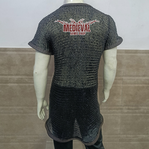 Camisa de armadura de malla de acero dulce negra medieval hecha a mano, de media manga, con remaches planos y ribete de cuero para recreación histórica - Product Image 2