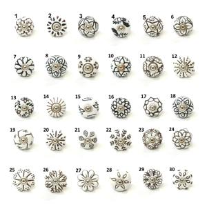 Crochet mural en laiton de style antique avec bouton en céramique design, support mural décoratif pour cuisine, salle de bain, entrée et rangement domestique - Product Image 6