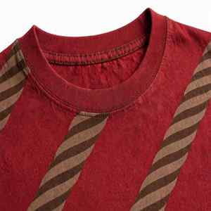 Camiseta Unisex NEXTEX con Rayas Diagonales Rojo Marrón, Cuello Redondo, Algodón Suave, Estilo Casual - Product Image 3