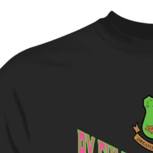 Camiseta negra de manga corta con estampado de letras griegas y escudo, cuello redondo, informal, para mujer, ropa de moda urbana - Product Image 2