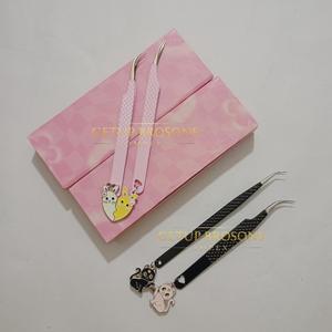 Pinzas para Extensión de Pestañas con Punta Dentada de Acero Inoxidable y Llaveros Personalizados con Recorte de Corazón - Herramienta de Belleza con Recubrimiento en Polvo Rosa/Negro - Product Image 3