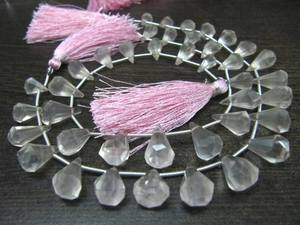 Cuentas facetadas de cuarzo rosa natural en forma de lágrima, vendidas por hebra de 8 pulgadas de largo. - Product Image 4