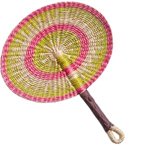 Abanico artesanal de hierba marina tejida en rosa y verde con diseño étnico, ideal para bodas al aire libre y reuniones de verano. - Product Image 3