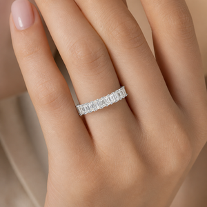 Anillo de boda de lujo con diamantes cultivados en laboratorio de corte esmeralda, banda de eternidad de 4.5 quilates cada una, oro amarillo de 14 quilates, joyería personalizada OEM. - Product Image 3