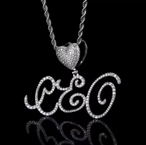 Pendentif de luxe en argent 925 personnalisé avec nom de PDG, lettre cursive et cœur en moissanite glacée - Product Image 1