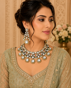 ชุดสร้อยคอแบบโชคเกอร์ Kundan ชุบทองหรูหรา ประดับเพชร Polki สไตล์อเมริกัน โทนสีทอง เหมาะสำหรับงานแต่งงาน งานเลี้ยง และโอกาสพิเศษสำหรับผู้หญิง - Product Image 1
