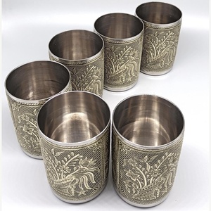 Juego de vaso de jugo de agua decorativo de diseño floral oxidado de acero inoxidable de diseño moderno para regalo de devolución a casa estilo tradicional - Product Image 2