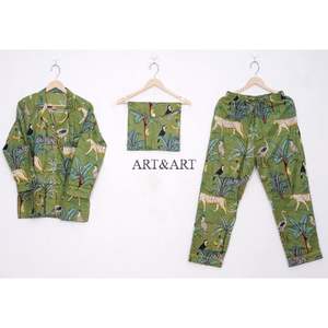 Ensemble de pyjama en coton doux et respirant imprimé à la main pour femmes, comprenant un haut boutonné et un pantalon confortable à taille élastique pour une nuit de sommeil relaxante - Product Image 1