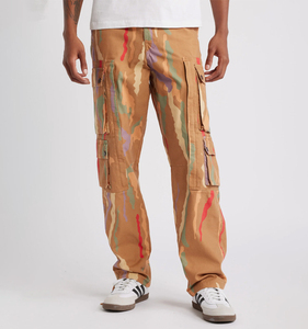 Pantalones de hombre estilo urbano, holgados, con bolsillos cargo, de pierna ancha, con efecto de pintura salpicada de color, camuflaje personalizado y corte cuadrado apilado, de la fábrica Pants Factory - Product Image 1